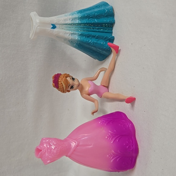 2009 Mattel Polly Pocket Princess MagiClip Magic Clip Doll + 2 Dresses Plastic - Picture 3 of 17